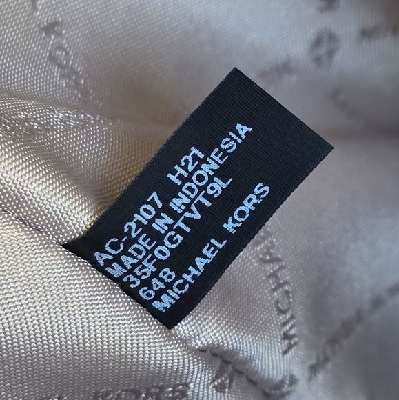 Michael Kors Jet Set Large Pink Tote - Picture 6 of 10